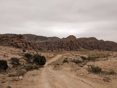 Ürdün Patikası Ramazan boyunca çölde kuzeyden güneye yürüyor. Çölde ve kayalık dağlarda yürüyüş yapmak, Arap dünyalarını deneyimlemek engebeli araziler. Uzun mesafe yürüyüş yolları.