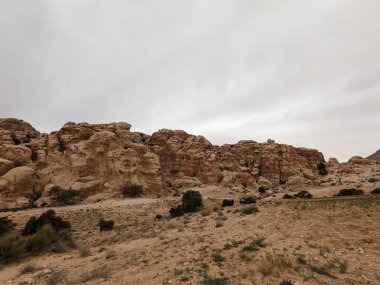 Ürdün Patikası Ramazan boyunca çölde kuzeyden güneye yürüyor. Çölde ve kayalık dağlarda yürüyüş yapmak, Arap dünyalarını deneyimlemek engebeli araziler. Uzun mesafe yürüyüş yolları.