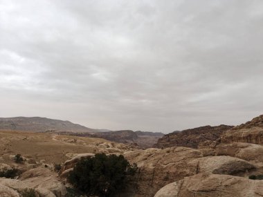 Ürdün Patikası Ramazan boyunca çölde kuzeyden güneye yürüyor. Çölde ve kayalık dağlarda yürüyüş yapmak, Arap dünyalarını deneyimlemek engebeli araziler. Uzun mesafe yürüyüş yolları.