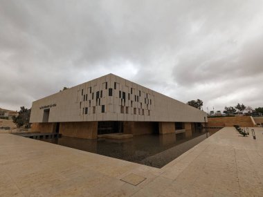 Ürdün Patikası Ramazan boyunca çölde kuzeyden güneye yürüyor. Çölde ve kayalık dağlarda yürüyüş yapmak, Arap dünyalarını deneyimlemek engebeli araziler. Uzun mesafe yürüyüş yolları.