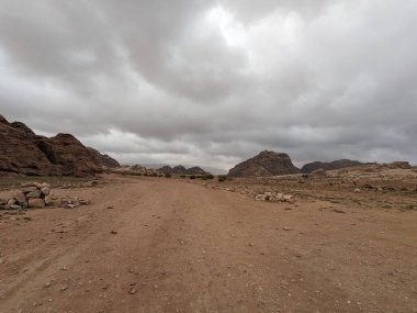 Ürdün Patikası Ramazan boyunca çölde kuzeyden güneye yürüyor. Çölde ve kayalık dağlarda yürüyüş yapmak, Arap dünyalarını deneyimlemek engebeli araziler. Uzun mesafe yürüyüş yolları.