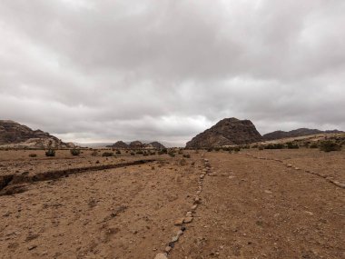 Ürdün Patikası Ramazan boyunca çölde kuzeyden güneye yürüyor. Çölde ve kayalık dağlarda yürüyüş yapmak, Arap dünyalarını deneyimlemek engebeli araziler. Uzun mesafe yürüyüş yolları.