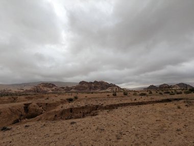 Ürdün Patikası Ramazan boyunca çölde kuzeyden güneye yürüyor. Çölde ve kayalık dağlarda yürüyüş yapmak, Arap dünyalarını deneyimlemek engebeli araziler. Uzun mesafe yürüyüş yolları.