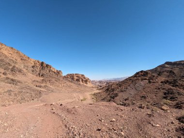 Ürdün Patikası Ramazan boyunca çölde kuzeyden güneye yürüyor. Çölde ve kayalık dağlarda yürüyüş yapmak, Arap dünyalarını deneyimlemek engebeli araziler. Uzun mesafe yürüyüş yolları.