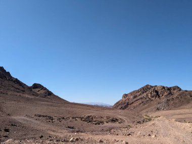 Ürdün Patikası Ramazan boyunca çölde kuzeyden güneye yürüyor. Çölde ve kayalık dağlarda yürüyüş yapmak, Arap dünyalarını deneyimlemek engebeli araziler. Uzun mesafe yürüyüş yolları.