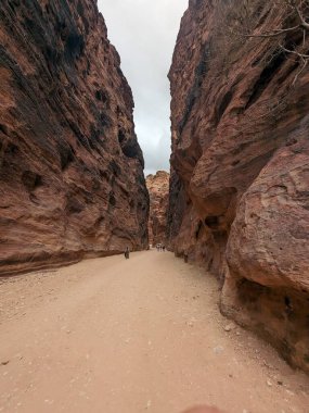Ürdün Patikası Ramazan boyunca çölde kuzeyden güneye yürüyor. Çölde ve kayalık dağlarda yürüyüş yapmak, Arap dünyalarını deneyimlemek engebeli araziler. Uzun mesafe yürüyüş yolları.