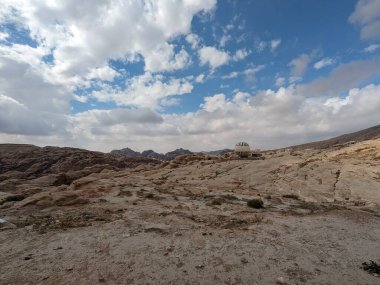 Ürdün Patikası Ramazan boyunca çölde kuzeyden güneye yürüyor. Çölde ve kayalık dağlarda yürüyüş yapmak, Arap dünyalarını deneyimlemek engebeli araziler. Uzun mesafe yürüyüş yolları.