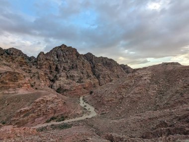 Ürdün Patikası Ramazan boyunca çölde kuzeyden güneye yürüyor. Çölde ve kayalık dağlarda yürüyüş yapmak, Arap dünyalarını deneyimlemek engebeli araziler. Uzun mesafe yürüyüş yolları.