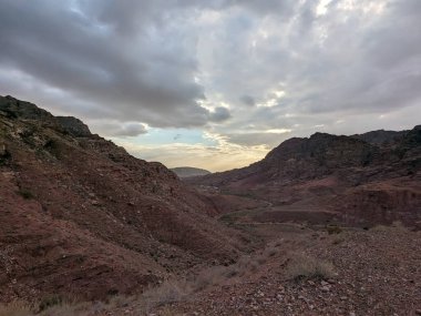 Ürdün Patikası Ramazan boyunca çölde kuzeyden güneye yürüyor. Çölde ve kayalık dağlarda yürüyüş yapmak, Arap dünyalarını deneyimlemek engebeli araziler. Uzun mesafe yürüyüş yolları.