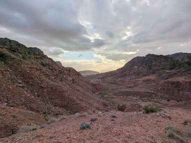 Ürdün Patikası Ramazan boyunca çölde kuzeyden güneye yürüyor. Çölde ve kayalık dağlarda yürüyüş yapmak, Arap dünyalarını deneyimlemek engebeli araziler. Uzun mesafe yürüyüş yolları.