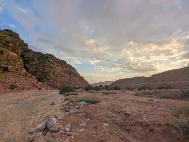 Ürdün Patikası Ramazan boyunca çölde kuzeyden güneye yürüyor. Çölde ve kayalık dağlarda yürüyüş yapmak, Arap dünyalarını deneyimlemek engebeli araziler. Uzun mesafe yürüyüş yolları.