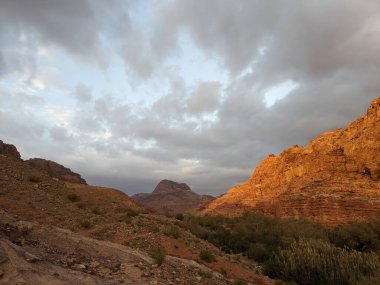 Ürdün Patikası Ramazan boyunca çölde kuzeyden güneye yürüyor. Çölde ve kayalık dağlarda yürüyüş yapmak, Arap dünyalarını deneyimlemek engebeli araziler. Uzun mesafe yürüyüş yolları.