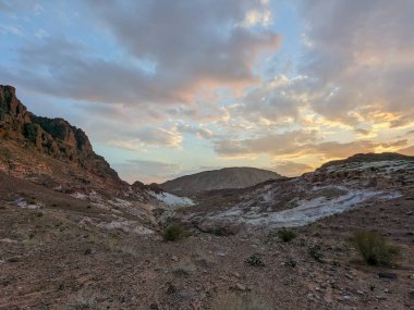 Ürdün Patikası Ramazan boyunca çölde kuzeyden güneye yürüyor. Çölde ve kayalık dağlarda yürüyüş yapmak, Arap dünyalarını deneyimlemek engebeli araziler. Uzun mesafe yürüyüş yolları.