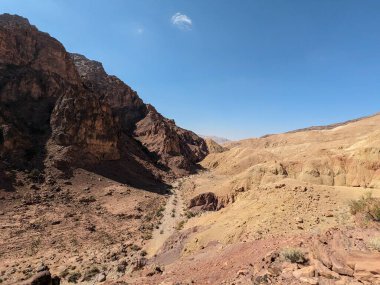Ürdün Patikası Ramazan boyunca çölde kuzeyden güneye yürüyor. Çölde ve kayalık dağlarda yürüyüş yapmak, Arap dünyalarını deneyimlemek engebeli araziler. Uzun mesafe yürüyüş yolları.