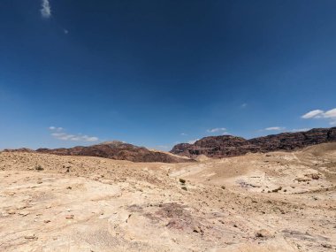Ürdün Patikası Ramazan boyunca çölde kuzeyden güneye yürüyor. Çölde ve kayalık dağlarda yürüyüş yapmak, Arap dünyalarını deneyimlemek engebeli araziler. Uzun mesafe yürüyüş yolları.