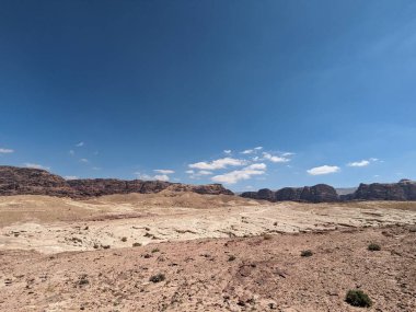 Ürdün Patikası Ramazan boyunca çölde kuzeyden güneye yürüyor. Çölde ve kayalık dağlarda yürüyüş yapmak, Arap dünyalarını deneyimlemek engebeli araziler. Uzun mesafe yürüyüş yolları.