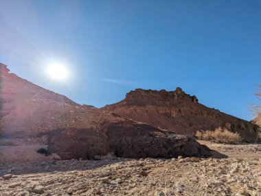 Ürdün Patikası Ramazan boyunca çölde kuzeyden güneye yürüyor. Çölde ve kayalık dağlarda yürüyüş yapmak, Arap dünyalarını deneyimlemek engebeli araziler. Uzun mesafe yürüyüş yolları.