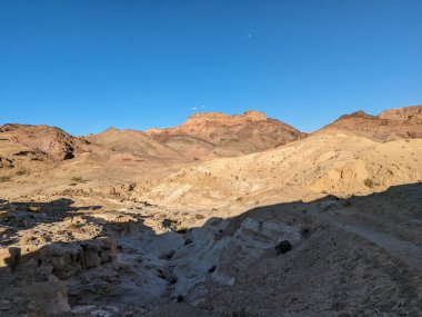 Ürdün Patikası Ramazan boyunca çölde kuzeyden güneye yürüyor. Çölde ve kayalık dağlarda yürüyüş yapmak, Arap dünyalarını deneyimlemek engebeli araziler. Uzun mesafe yürüyüş yolları.