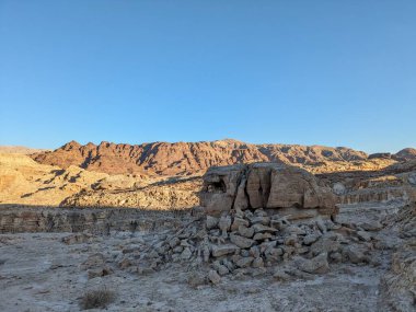 Ürdün Patikası Ramazan boyunca çölde kuzeyden güneye yürüyor. Çölde ve kayalık dağlarda yürüyüş yapmak, Arap dünyalarını deneyimlemek engebeli araziler. Uzun mesafe yürüyüş yolları.
