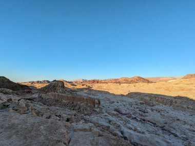 Ürdün Patikası Ramazan boyunca çölde kuzeyden güneye yürüyor. Çölde ve kayalık dağlarda yürüyüş yapmak, Arap dünyalarını deneyimlemek engebeli araziler. Uzun mesafe yürüyüş yolları.