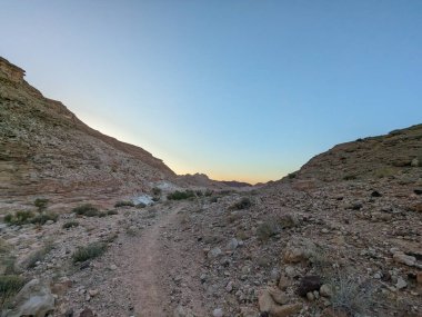 Ürdün Patikası Ramazan boyunca çölde kuzeyden güneye yürüyor. Çölde ve kayalık dağlarda yürüyüş yapmak, Arap dünyalarını deneyimlemek engebeli araziler. Uzun mesafe yürüyüş yolları.