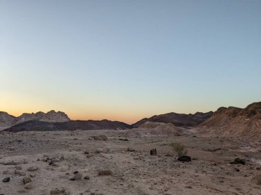 Ürdün Patikası Ramazan boyunca çölde kuzeyden güneye yürüyor. Çölde ve kayalık dağlarda yürüyüş yapmak, Arap dünyalarını deneyimlemek engebeli araziler. Uzun mesafe yürüyüş yolları.
