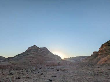 Ürdün Patikası Ramazan boyunca çölde kuzeyden güneye yürüyor. Çölde ve kayalık dağlarda yürüyüş yapmak, Arap dünyalarını deneyimlemek engebeli araziler. Uzun mesafe yürüyüş yolları.