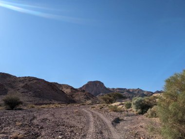Ürdün Patikası Ramazan boyunca çölde kuzeyden güneye yürüyor. Çölde ve kayalık dağlarda yürüyüş yapmak, Arap dünyalarını deneyimlemek engebeli araziler. Uzun mesafe yürüyüş yolları.