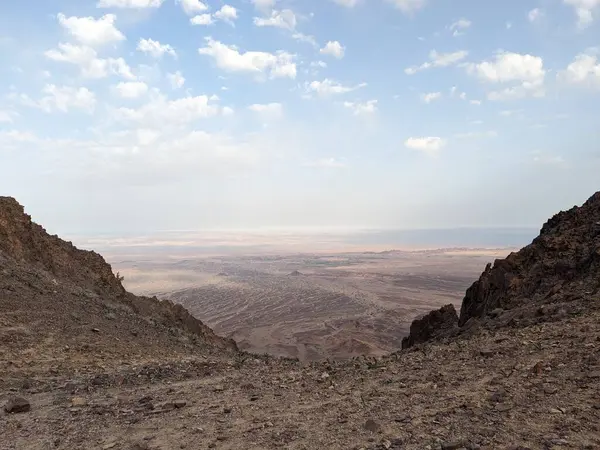 Ürdün Patikası Ramazan boyunca çölde kuzeyden güneye yürüyor. Çölde ve kayalık dağlarda yürüyüş yapmak, Arap dünyalarını deneyimlemek engebeli araziler. Uzun mesafe yürüyüş yolları.