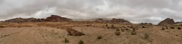 Stock image Jordan Trail outdoor walking in the desert from north to south during Ramadan. Hiking through the desert and rocky mountains, experiencing the Arab worlds rugged landscapes.Long distance hiking trails