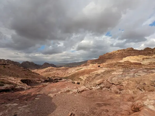 stock image Jordan Trail outdoor walking in the desert from north to south during Ramadan. Hiking through the desert and rocky mountains, experiencing the Arab worlds rugged landscapes.Long distance hiking trails