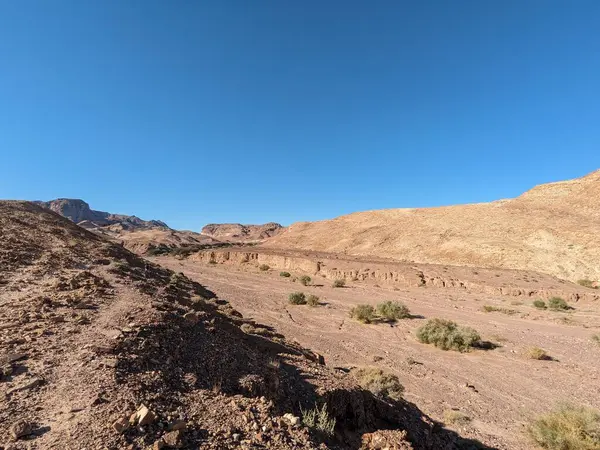Ürdün Patikası Ramazan boyunca çölde kuzeyden güneye yürüyor. Çölde ve kayalık dağlarda yürüyüş yapmak, Arap dünyalarını deneyimlemek engebeli araziler. Uzun mesafe yürüyüş yolları.