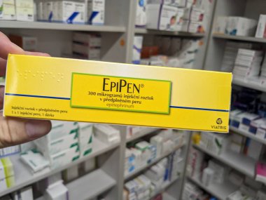 Prag, Çek Cumhuriyeti-28 Ağustos 2024: Mylan tarafından anafilaksi, şiddetli alerjik reaksiyonlar ve anaflaktik şok tedavisinde kullanılan epinefrin içeren EPEN ilaç kutusu.