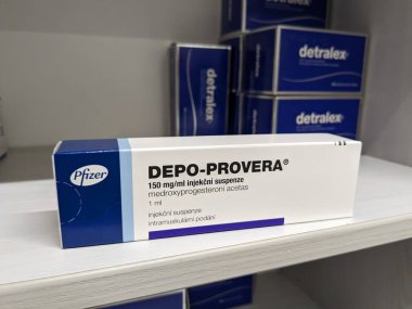 Prag, Çek Cumhuriyeti-26 Eylül 2024: MEDROXYPROGESTERON aktif maddeyle DEPO-PROVERA ilaç kutusu