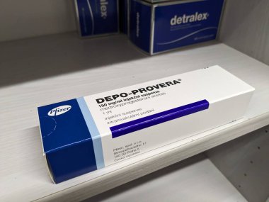 Prag, Çek Cumhuriyeti-26 Eylül 2024: MEDROXYPROGESTERON aktif maddeyle DEPO-PROVERA ilaç kutusu