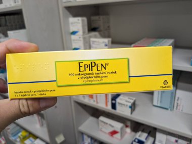 Prag, Çek Cumhuriyeti-28 Ağustos 2024: Mylan tarafından anafilaksi, şiddetli alerjik reaksiyonlar ve anaflaktik şok tedavisinde kullanılan epinefrin içeren EPEN ilaç kutusu.