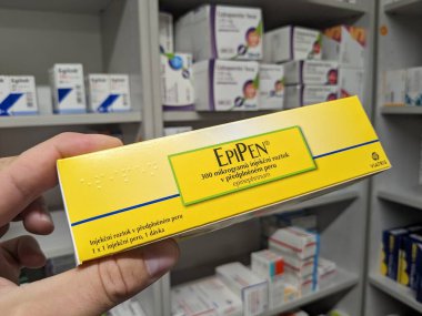 Prag, Çek Cumhuriyeti-28 Ağustos 2024: Mylan tarafından anafilaksi, şiddetli alerjik reaksiyonlar ve anaflaktik şok tedavisinde kullanılan epinefrin içeren EPEN ilaç kutusu.