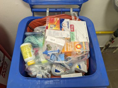 Prag, Çek Cumhuriyeti-28 Ağustos 2024: Uyuşturucuyla israf edilen paketler bazen eczaneye özel çöp kutusuna atılıyor. Kullanılmayan ilaçlar sağlık sistemlerinden büyük paralara mal oluyor