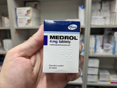 Prag, Çek Cumhuriyeti-9 Ekim 2024: PFIZER tarafından kullanılan Medrol, eklem iltihabı, alerji ve bağışıklık bozukluklarını azaltmak için kullanılan bir kortikosteroid olan METHYLPREDISOLone içerir.