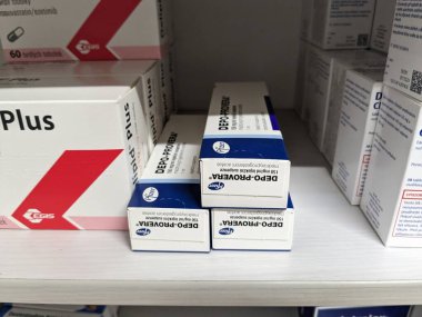 Prag, Çek Cumhuriyeti-26 Eylül 2024: MEDROXYPROGESTERON aktif maddeyle DEPO-PROVERA ilaç kutusu