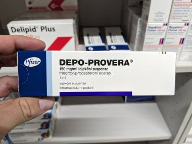Prag, Çek Cumhuriyeti-26 Eylül 2024: MEDROXYPROGESTERON aktif maddeyle DEPO-PROVERA ilaç kutusu