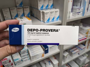 Prag, Çek Cumhuriyeti-26 Eylül 2024: MEDROXYPROGESTERON aktif maddeyle DEPO-PROVERA ilaç kutusu