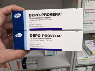 Prag, Çek Cumhuriyeti-26 Eylül 2024: MEDROXYPROGESTERON aktif maddeyle DEPO-PROVERA ilaç kutusu