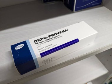 Prag, Çek Cumhuriyeti-26 Eylül 2024: MEDROXYPROGESTERON aktif maddeyle DEPO-PROVERA ilaç kutusu