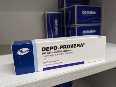Prag, Çek Cumhuriyeti-26 Eylül 2024: MEDROXYPROGESTERON aktif maddeyle DEPO-PROVERA ilaç kutusu