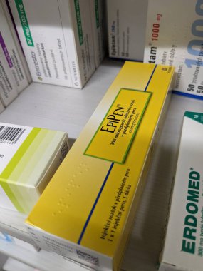 Prag, Çek Cumhuriyeti-28 Ağustos 2024: Mylan tarafından anafilaksi, şiddetli alerjik reaksiyonlar ve anaflaktik şok tedavisinde kullanılan epinefrin içeren EPEN ilaç kutusu.