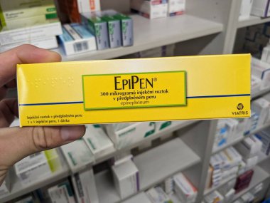 Prag, Çek Cumhuriyeti-28 Ağustos 2024: Mylan tarafından anafilaksi, şiddetli alerjik reaksiyonlar ve anaflaktik şok tedavisinde kullanılan epinefrin içeren EPEN ilaç kutusu.