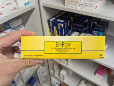 Prag, Çek Cumhuriyeti-28 Ağustos 2024: Mylan tarafından anafilaksi, şiddetli alerjik reaksiyonlar ve anaflaktik şok tedavisinde kullanılan epinefrin içeren EPEN ilaç kutusu.