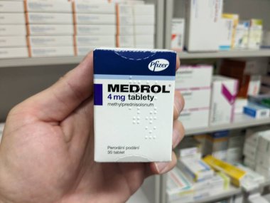 Prag, Çek Cumhuriyeti-9 Ekim 2024: PFIZER tarafından kullanılan Medrol, eklem iltihabı, alerji ve bağışıklık bozukluklarını azaltmak için kullanılan bir kortikosteroid olan METHYLPREDISOLone içerir.