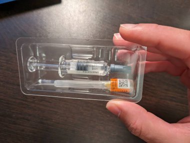 Prag, Çek Cumhuriyeti-Ağustos-16 2024: Tik-Borne Ensefalit Aşısı ile birlikte FSME-IMMUN kutusu, kene kaynaklı beyin iltihabına karşı aşılama için kullanılır..